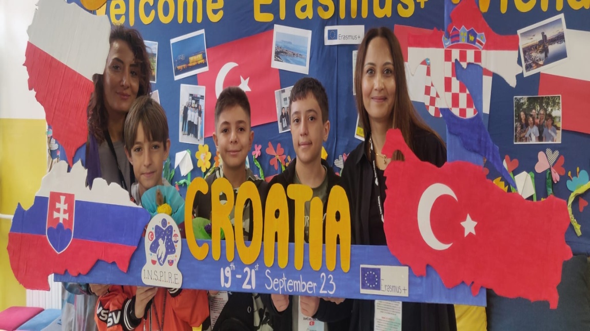 Öğrencilerimiz,  Birsen TANRIKULU ve Yasemin ER öğretmenlerimizin önderliğinde Hırvatistan 'da...